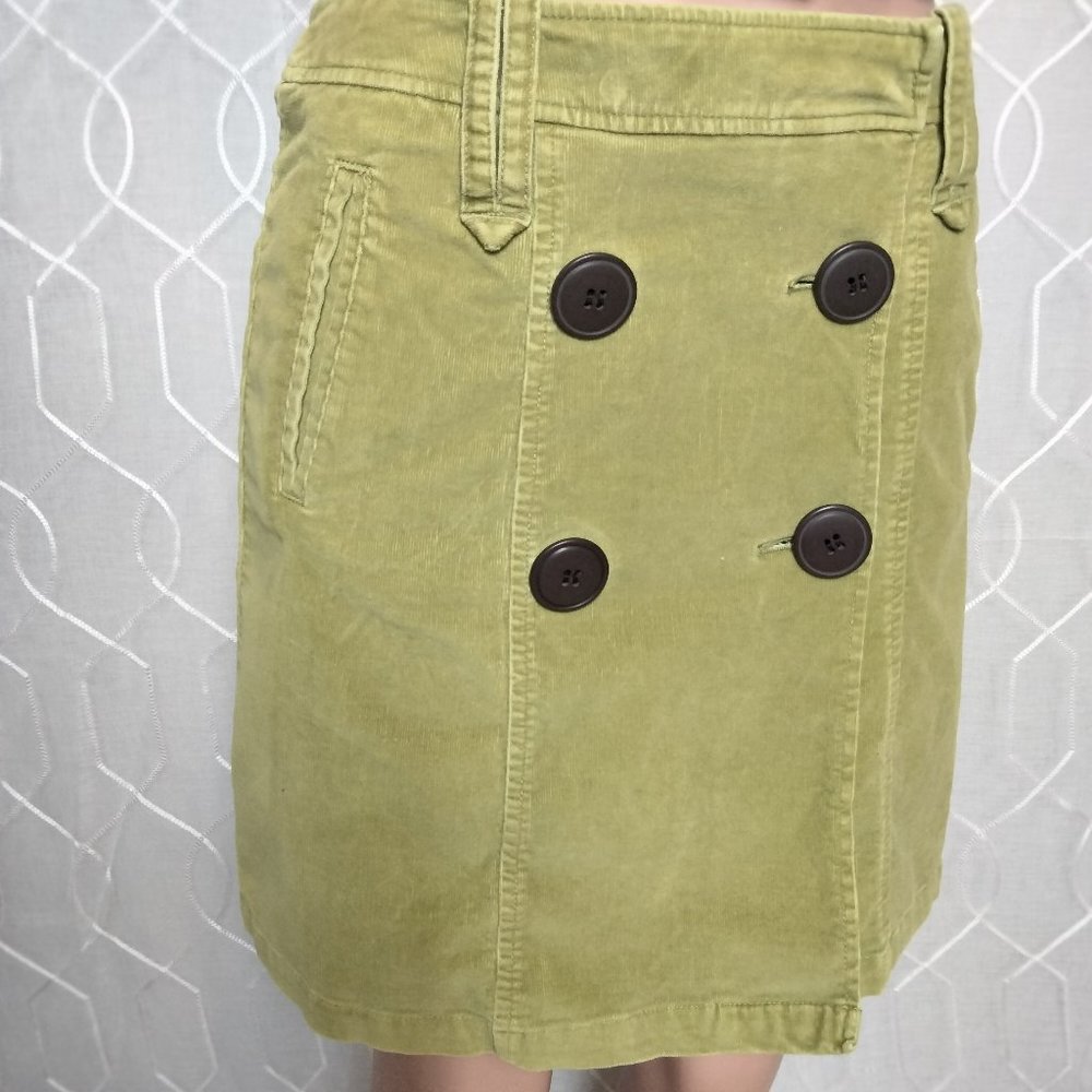 Jones Wear Jeans Olive Green short Skirt size 8